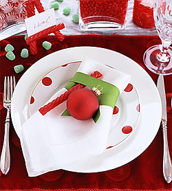 Новогодний стол, прежде всего, должен отличаться нарядной праздничной посудой — нарядные тарелки, хрустальные бокалы, блестящие столовые приборы
